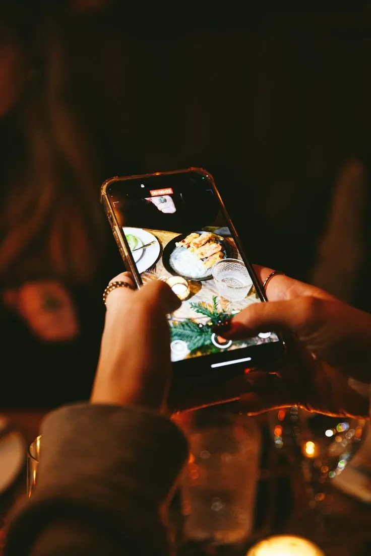 Grabación de contenido para redes sociales en un restaurante