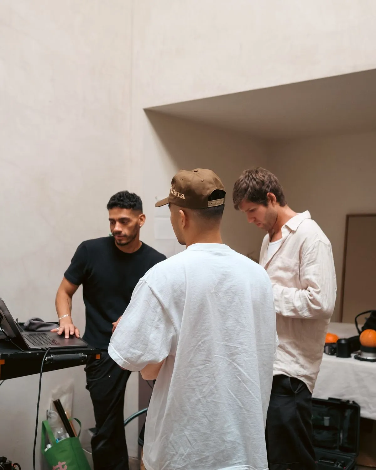 Equipo de Galáctico Studios revisando el material de un día de rodaje
