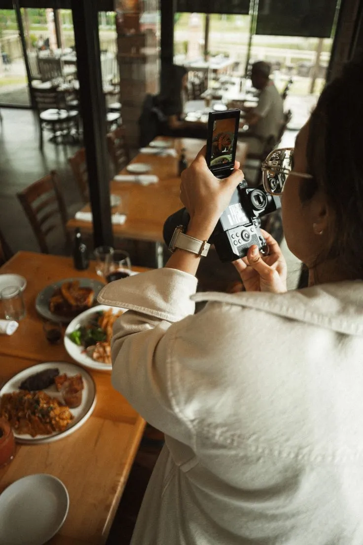 Fotografía de platos en un restaurante para redes sociales