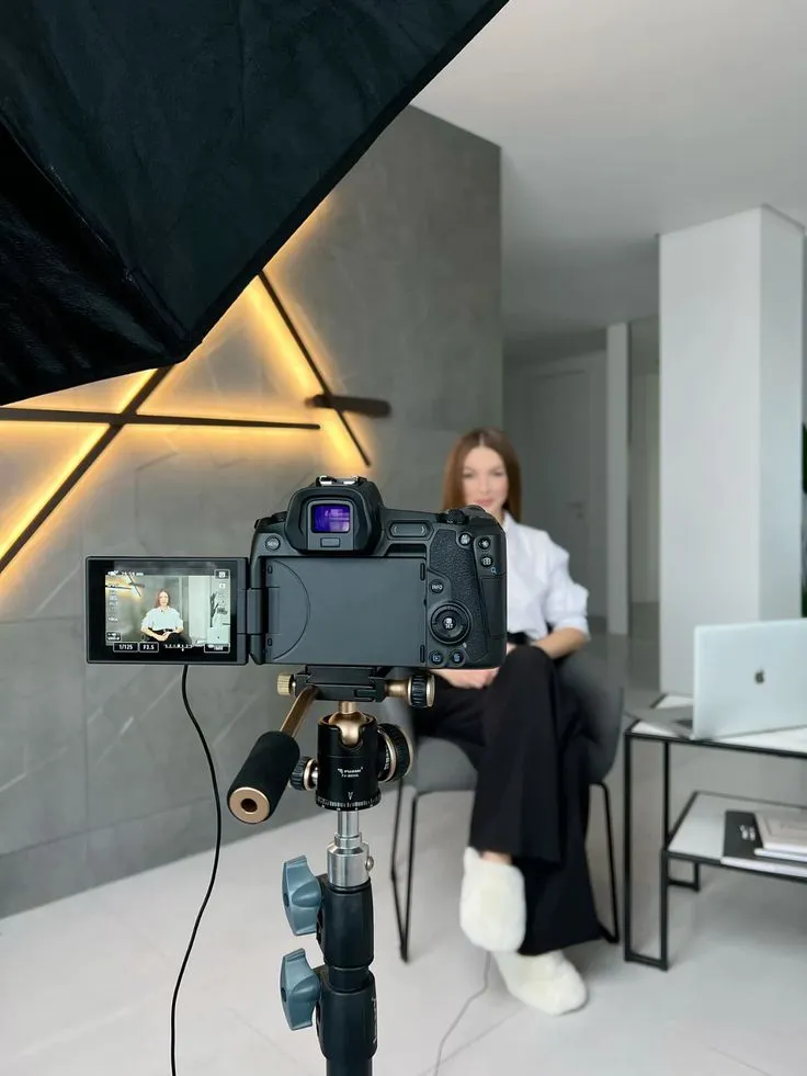Grabación de vídeo a cámara para las redes sociales de una empresa
